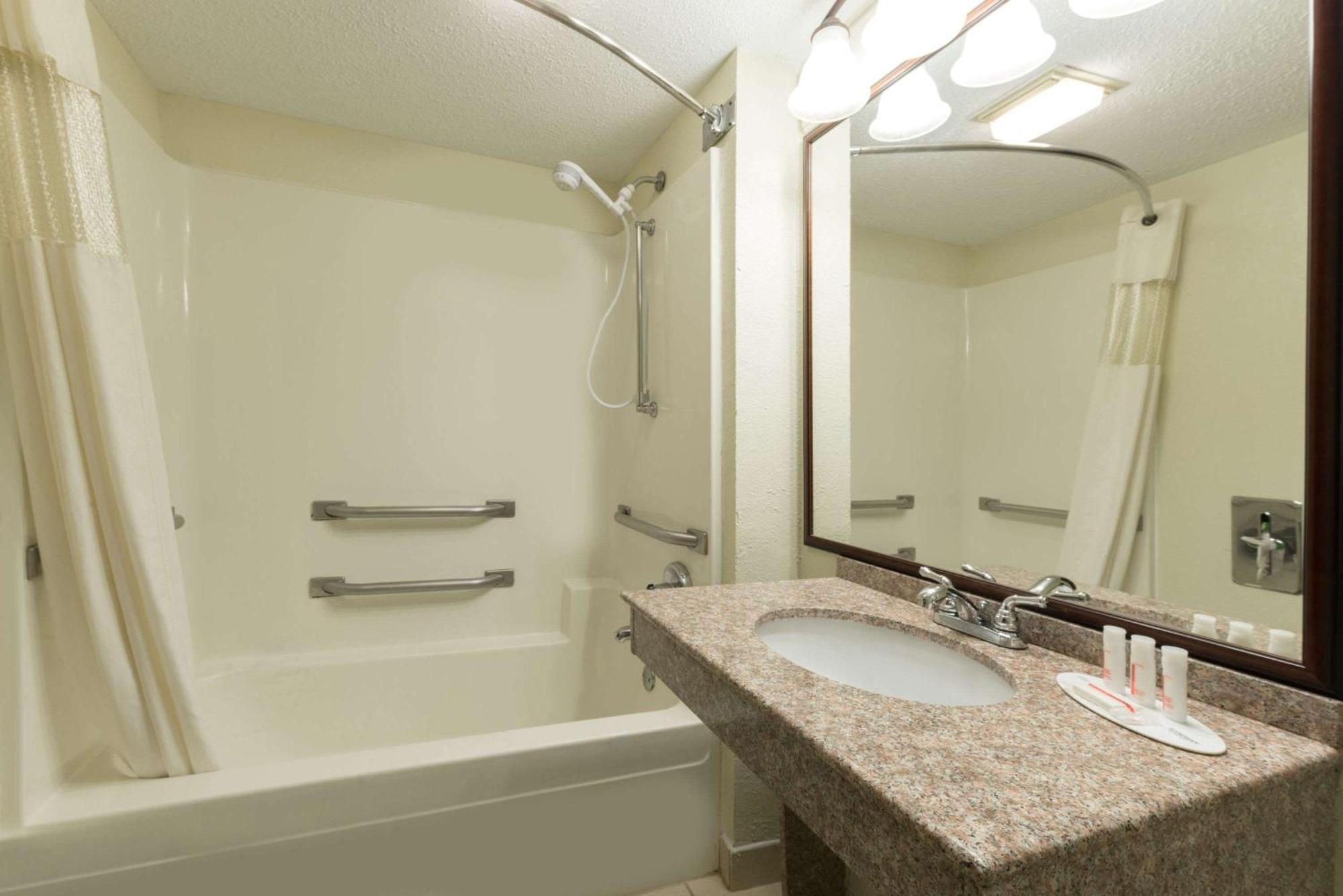 Baymont By Wyndham Louisville South I 65 Brooks Екстериор снимка