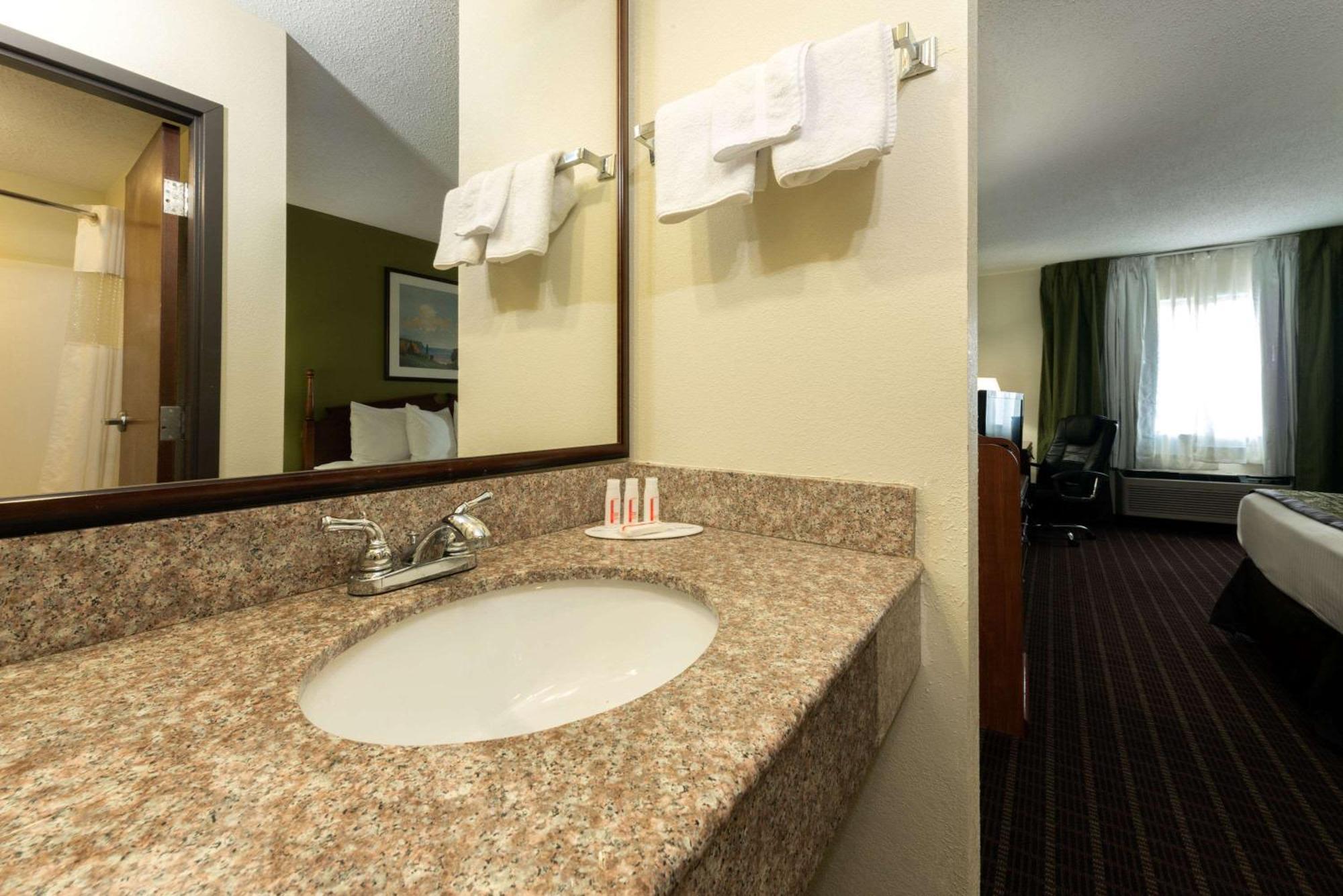 Baymont By Wyndham Louisville South I 65 Brooks Екстериор снимка