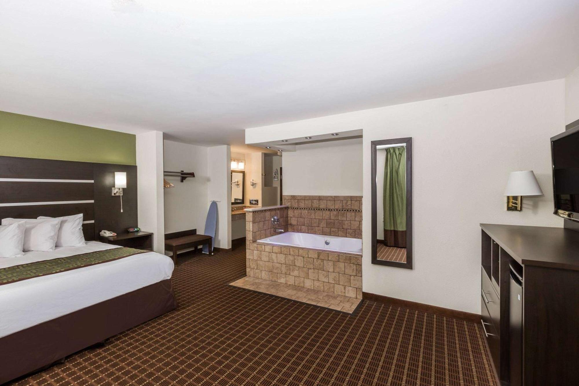 Baymont By Wyndham Louisville South I 65 Brooks Екстериор снимка
