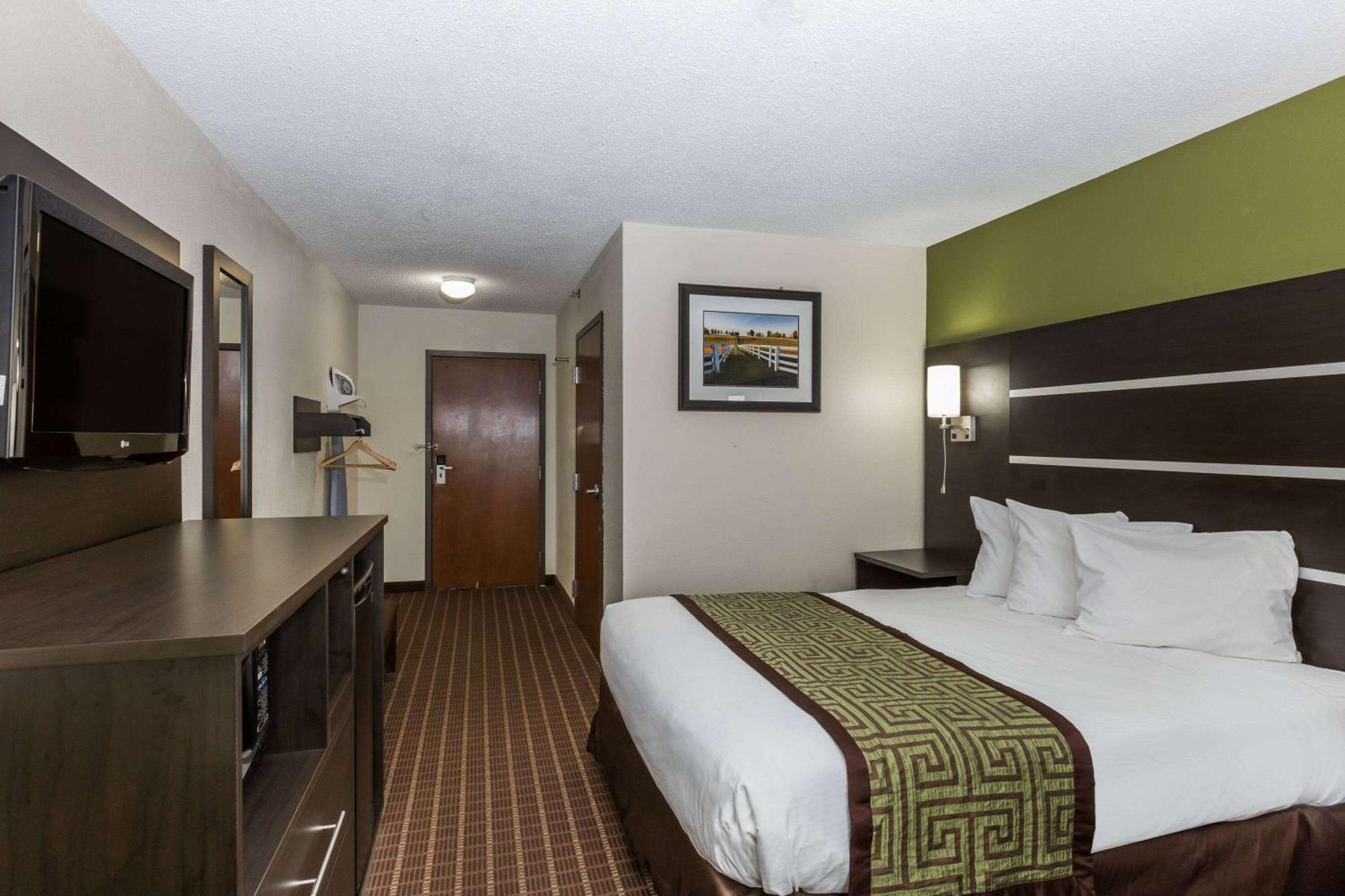 Baymont By Wyndham Louisville South I 65 Brooks Екстериор снимка